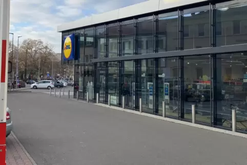 Auf dem Parkplatz eines Discounters in Neustadt hat ein Mann trotz der Anwesenheit von Polizeibeamten ein Messer gezückt. 