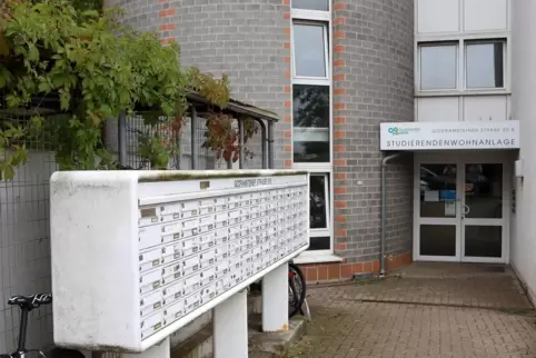 Wird möglicherweise entkernt: Das Wohnheim in der Godramsteiner Straße 50b. 