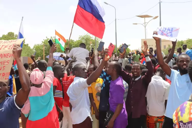 Mit russischen Fahnen demonstrierten Menschen in der nigrischen Hauptstadt Niamey am Wochenende für die Putschisten. 