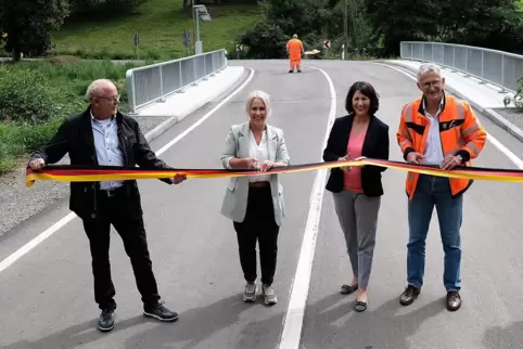 Reiner Hohn, Susanne Ganster, Daniela Schmitt und Richard Lutz geben die L479 zwischen Hornbach und Brenschelbach wieder frei. 