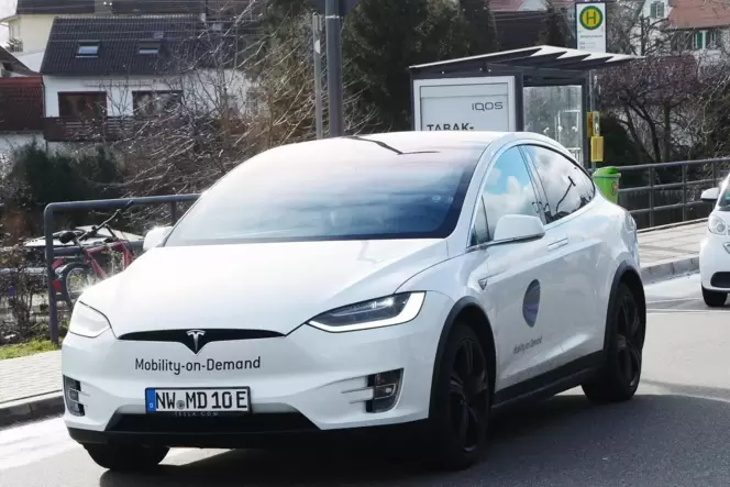 Mit weißen Teslas unterwegs: Mobility on Demand in Neustadt.
