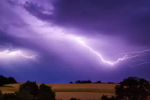 In den kommenden Tagen sind immer wieder Schauer und Gewitter möglich.