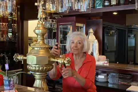 Über 40 Jahre lang ein gewohntes Bild: Trude Born hinter dem Tresen im Lord’s Pub.