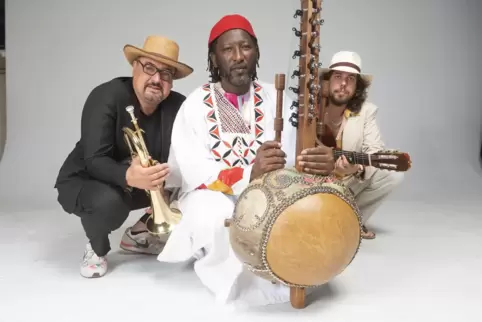 Drei Profis (v.li.) bringen Gegensätze zusammen: Volker Goetze, Ali Boulo Santo Cissoko, Alejandro Moreno.