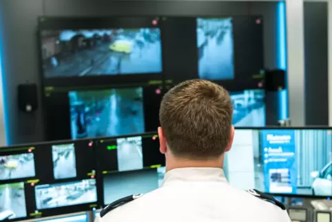 Legitimität und Fragwürdigkeit von Überwachungstechniken thematisiert dagegen der Neuseeländer Anthony McCarten in seinem Thrill