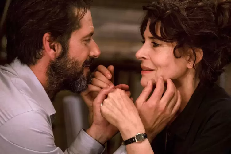Fanny Ardant als Shauna und Melvil Poupaud als Pierre in einer Szene des Films &bdquo;Im Herzen jung&ldquo; 