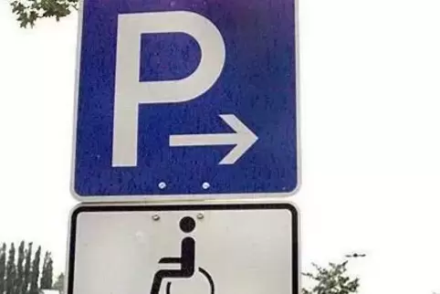 Die nächsten freien Behindertenparkplätze seien zu weit weg gewesen, beklagt ein betroffener Zweibrücker. 