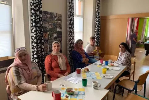 Menschen aus unterschiedlichen Nationen kommen einmal im Monat 
