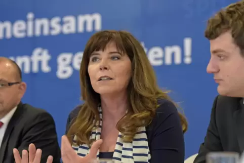 Jutta Steinruck bei ihrer Vorstellung als OB-Kandidatin im April 2016, rechts neben ihr der Ludwigshafener SPD-Parteichef David 