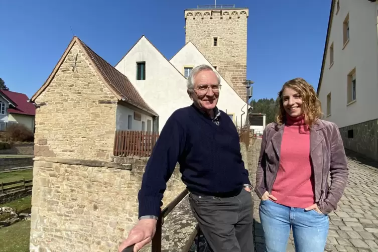 Seit Ostern 2022 P&auml;chter der Wasserburg in Reipoltskirchen: Roland (Gesch&auml;ftsf&uuml;hrer) und Ruth (Restaurantchefin) bieten im &bdquo;Plai