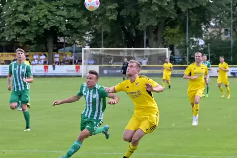Zweites Spiel, zweite Niederlage: FV Dudenhofen (gelb). 