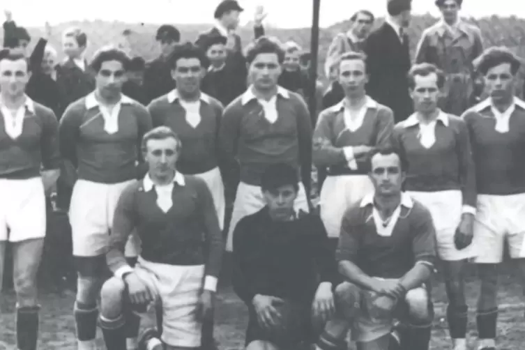 Die Fußballmannschaft des SV Föckelberg im Jahr 1949: Hintere Reihe von links: Wilhelm Krämer, Albert Schnabel, Ludwig Müller, H