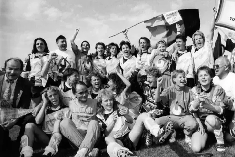 Franz Schalk (ganz links) feierte am 20. Juni 1993 mit den Fußballerinnen des TuS Niederkirchen die deutsche Meisterschaft.