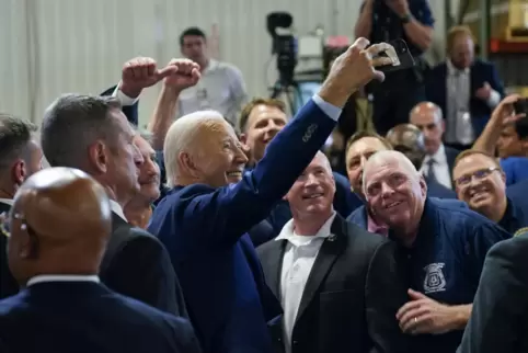 Lächeln für ein Selfie: US-Präsident Joe Biden bei seinem Besuch der Firma Auburn Manufacturing. 