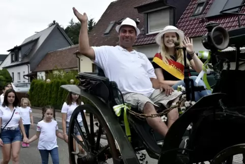 Ein Bild aus besseren Zeiten: Der Vorsitzende der Nordend-Siedler, Michele Russo, mit der damaligen Miss Strohhut Vanessa Quietz