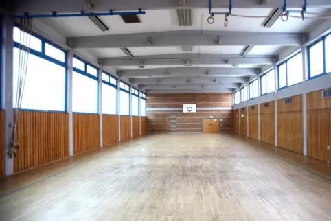 Die Sport- und Kulturhalle Freisbach im Jahr 2010 vor der Sanierung. Sie könnte geschlossen werden, um Geld zu sparen.