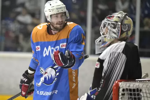 Fachgespräch auf dem Eis: Tom Kühnhackl und Adler-Torwart Felix Brückmann. 