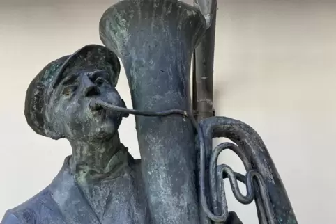 Figur des Musikantenbrunnens in Wolfstein: Die Wandermusikanten-Komposition „Frühling auf Burg Lichtenberg“ von Jakob Königstein