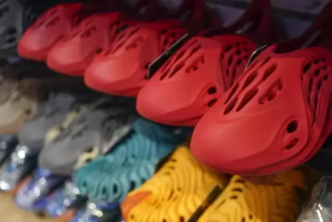 Adidas macht Restbestände der Yeezy-Schuhe aus der Kooperation mit dem Rapper Kanye West nun zu Geld.