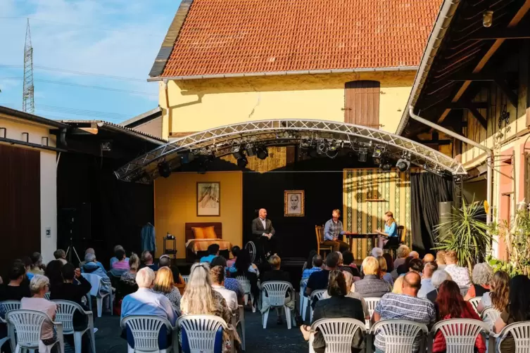 Drei Eigenproduktionen werden in diesem Sommer im Winzerhof Claus gezeigt: für die RHEINPFALZ-Leser zeigt das TAW-Ensemble „Die 