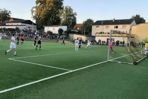 Umringt von drei weißen Abwehrspielern: Marc Knapp, der Mittelstürmer des SV Morlautern, im Spiel gegen die SpVgg Quierschied. 