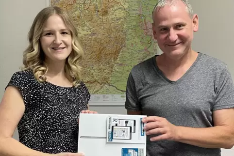 Sarah Jung aus Dörnbach erhält von RHEINPFALZ-Redakteur Rainer Knoll das iPad, das die Dörnbacherin bei einer Verlosung unter al