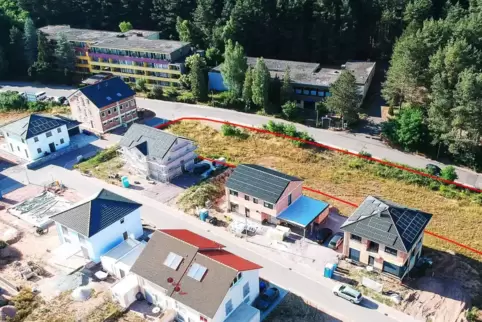 Die rot umrandete Fläche im Baugebiet Sonnenhang in Hauenstein soll mit Mehrfamilienhäusern bebaut werden. Am oberen Bildrand is
