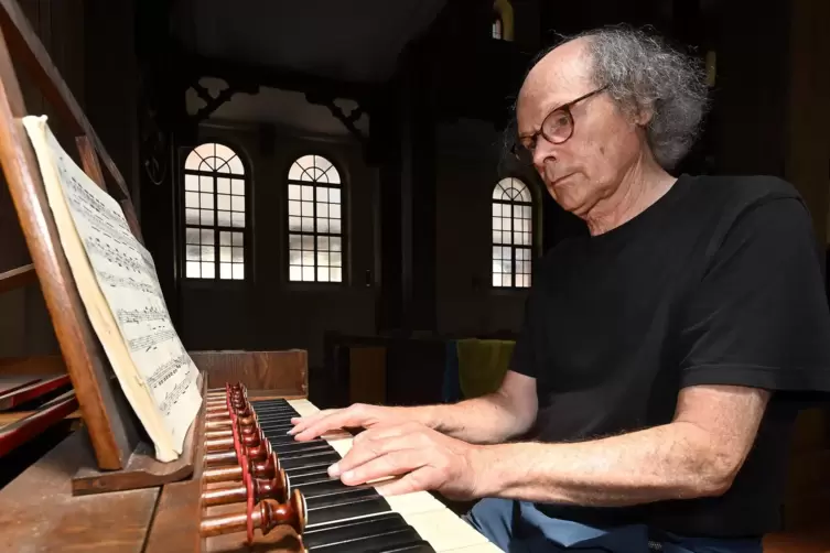 Ulrich Loschky entdeckte das Kunst-Harmonium schon in den 1980er Jahren und war sofort „ganz verliebt in das Instrument“, wie er