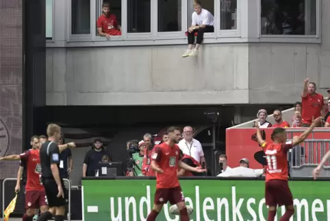 Das Auftaktspiel seines 1. FC Kaiserslautern beobachtete Jean Zimmer (weißes Oberteil) aus dem Fenster des Kraftraums.