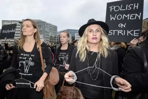 Im Juni protestierten Polinnen in Warschau wieder gegen das Abtreibungsverbot. Die Kleiderbügel sind Symbol für ungeeignete Mitt
