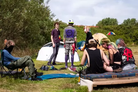 Auf einer Wiese in Tinnum auf Sylt planen Punks für das Wochenende ein mehrwöchiges Protestcamp unter dem Motto „Sylt für alle“.