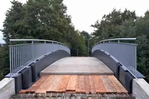Fast fertig: Die neue Brücke über die Bahngleise wird am Freitag, 11. August, freigegeben. 