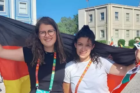 Flagge zeigen fürs Bistum Speyer: Emilia Schwake (links) und Elisabeth Bauer.