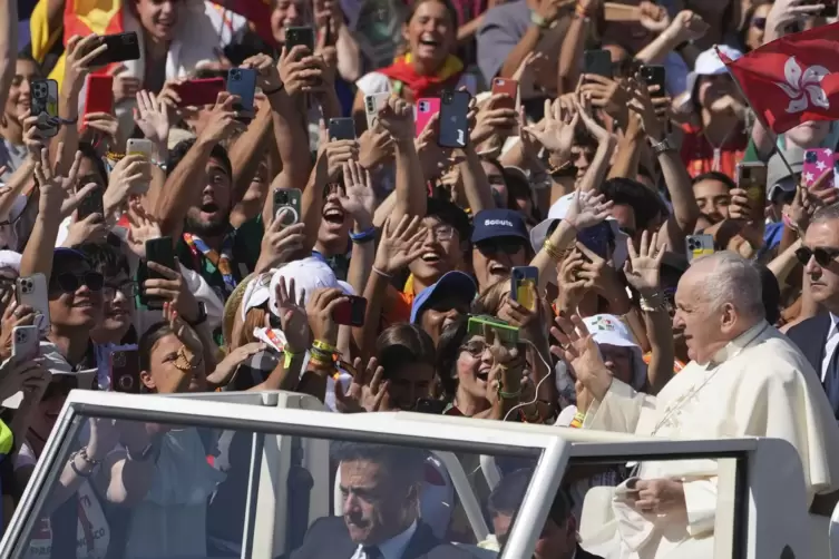 Begeisterter Empfang: Papst Franziskus. 