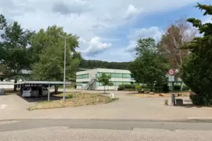 Das Dahner Gymnasium wird seine Sprachenfolge mit Französisch und Latein als erster Fremdsprache beibehalten. Das Dahner Gymnasium wird seine Sprachenfolge mit Französisch und Latein als erster Fremdsprache beibehalten.
