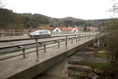 Wegen Arbeiten an der B270-Brücke in Lauterecken wird die Bahnlinie darunter voraussichtlich drei Wochen lang gesperrt. 