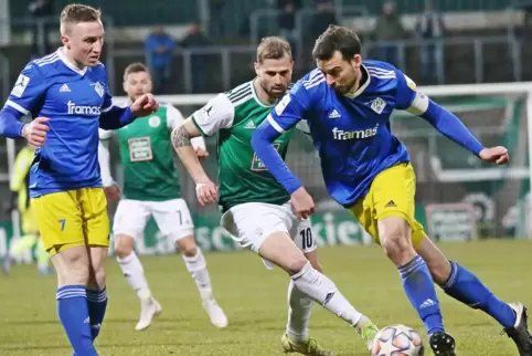 Bis vor kurzem noch Mannschaftskollegen, jetzt Gegner: FKP-Kapitän David Becker (am Ball) und der zum FV Diefflen gewechselte Ju