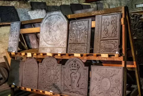 In einem Schuppen auf dem Gienanth-Werksgelände sind die Kaminplatten gelagert.
