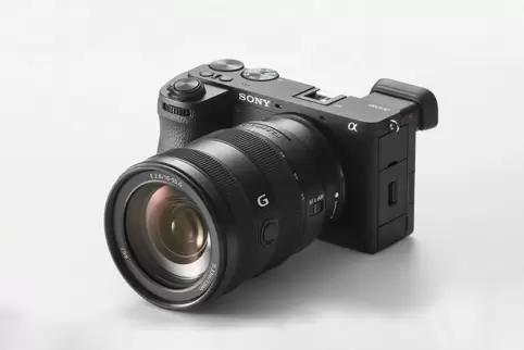 Am kleinen Gehäuse der Sony A6700 wirkt ein Zoomobjektiv größer als sonst. Hier ist es das Weitwinkelzoom mit 16-55 mm Brennweit