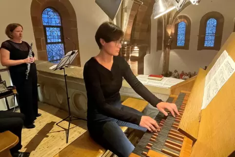 Susanne Roth-Schmidt an der Oboe und Charlotte Noreiks an der Orgel.