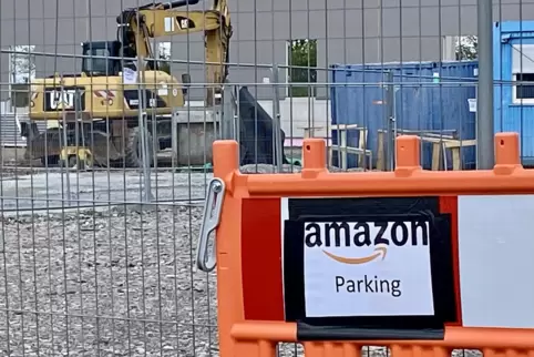 Ende April noch auf der Baustelle am Steitzhof zu sehen: Ein ausgewiesener Parkplatz für Mitarbeiter von Amazon.