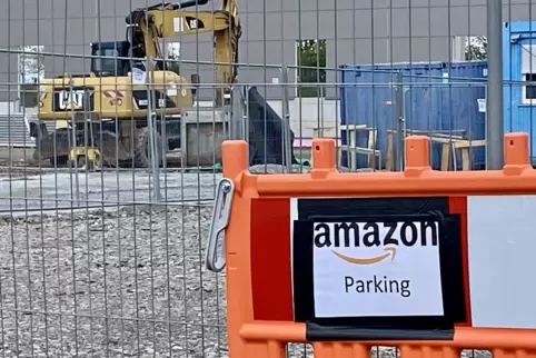 Ende April noch auf der Baustelle am Steitzhof zu sehen: Ein ausgewiesener Parkplatz für Mitarbeiter von Amazon.