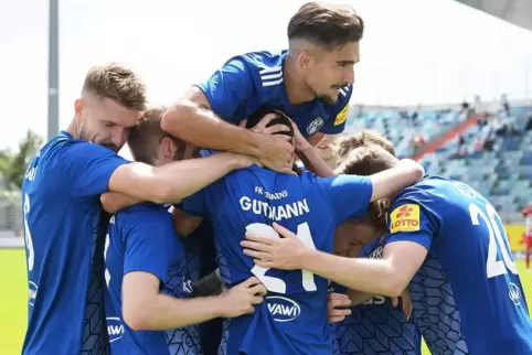 Pirmasenser Jubeltraube nach dem 4:0 mit (von links) Yannick Grieß, Manuel Grünnagel, Torschütze Silas Gutmann und Dennis Krob, 