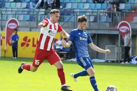 Kevin Büchler (in Blau) trifft zum 5:0 für den FKP – sein allererstes Oberligator. Tim-Frederik Lange vom FV Diefflen kann ihn n