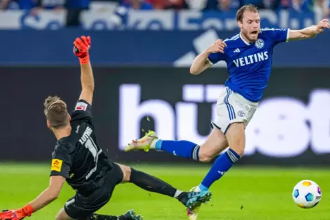 FCK-Torhüter Lauterns Torwart Andreas Luthe foult Schalkes Thomas Ouwejan und sieht danach die Rote Karte (Bild oben). 