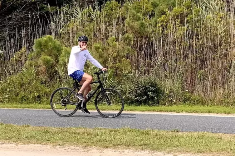 Ein freundliches Winken vom Fahrrad, aber keine politischen Kommentare von Joe Biden.
