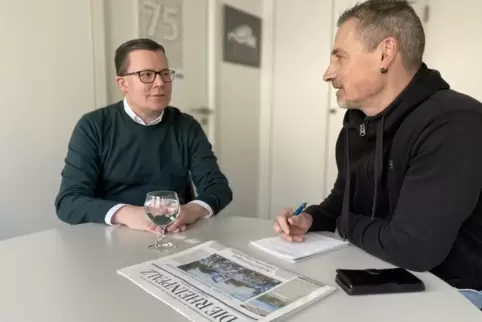 Torbjörn Kartes im RHEINPFALZ-Gespräch mit Redaktionsleiter Steffen Gierescher.