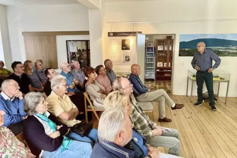 Die Besucher der Ausstellungseröffnung lauschen dem Geologen Jost Haneke und seinem Vortrag „Der Donnersberg – eine uralte Gesch
