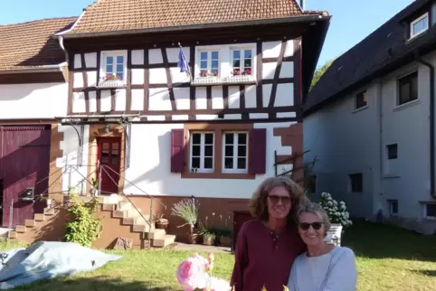 Regina Friedrich und Ralf Heydolph vor ihrem Haus. 