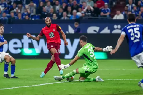 Schalkes Torwart Marius Müller, einst Rückhalt beim FCK, parierte nicht nur diese Chance von Stürmer Terrence Boyd glänzend. 